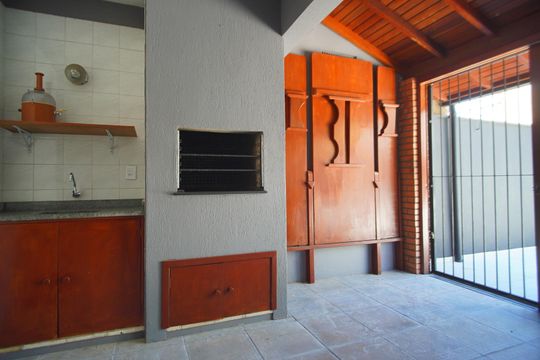 Churrasqueira de casa à venda com 4 quartos, 175m² em Jardim Itu, Porto Alegre