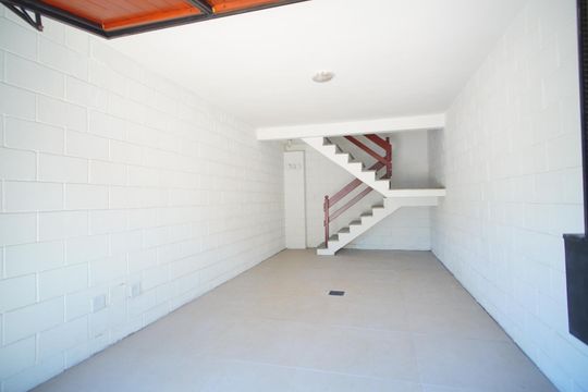 Garagem de casa à venda com 4 quartos, 175m² em Jardim Itu, Porto Alegre