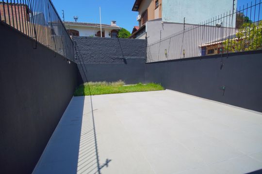 Quintal de casa à venda com 4 quartos, 175m² em Jardim Itu, Porto Alegre