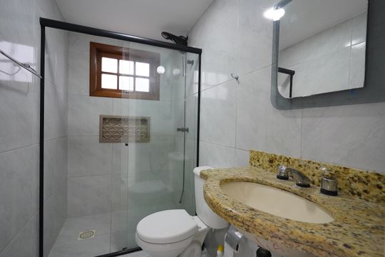 Banheiro da Suíte 1 de casa para alugar com 3 quartos, 300m² em Jurerê Internacional, Florianópolis