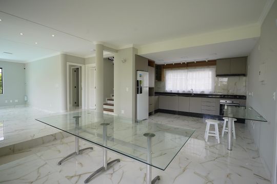 Sala de casa para alugar com 3 quartos, 300m² em Jurerê Internacional, Florianópolis