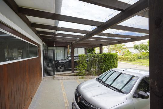 Frente da Garagem de casa para alugar com 3 quartos, 300m² em Jurerê Internacional, Florianópolis