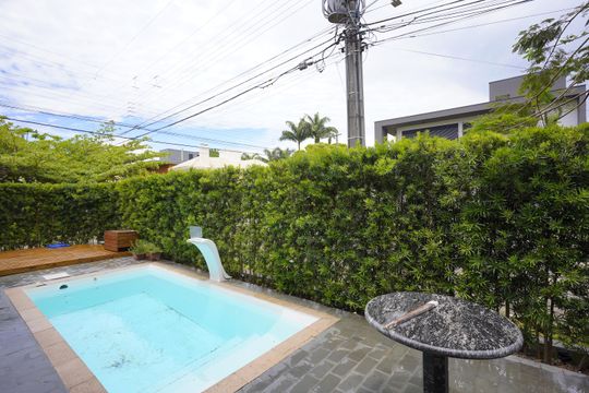 Suíte 1 - Vista de casa para alugar com 3 quartos, 300m² em Jurerê Internacional, Florianópolis