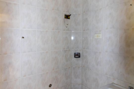 Banheiro de serviço de casa para alugar com 3 quartos, 400m² em Vila Lucia, São Paulo