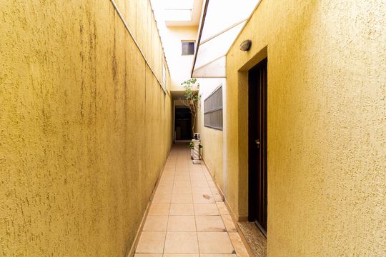 Corredor Externo de casa para alugar com 3 quartos, 400m² em Vila Lucia, São Paulo