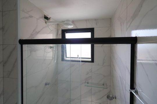 Banheiro de apartamento à venda com 1 quarto, 30m² em Km 18, Osasco