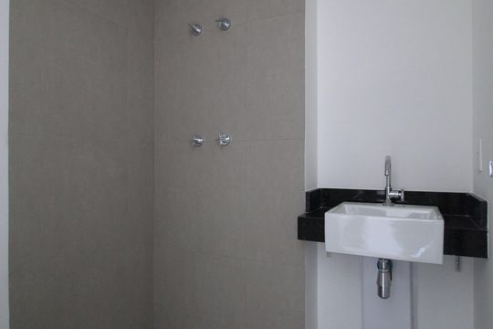 Banheiro de kitnet/studio para alugar com 1 quarto, 25m² em Vila Olímpia, São Paulo
