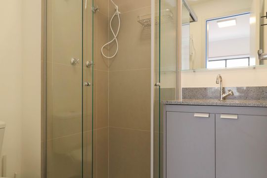 Banheiro de kitnet/studio para alugar com 1 quarto, 25m² em Sumarezinho, São Paulo