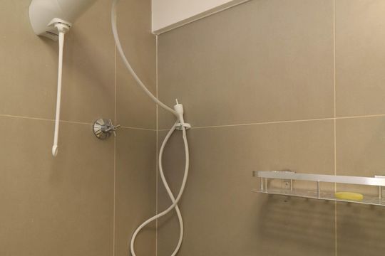 Banheiro de kitnet/studio para alugar com 1 quarto, 25m² em Sumarezinho, São Paulo
