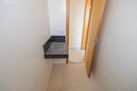 Banheiro social de apartamento à venda com 3 quartos, 63m² em Glória, Belo Horizonte