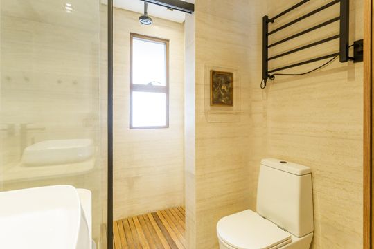Banheiro de kitnet/studio para alugar com 1 quarto, 60m² em Itaim Bibi, São Paulo