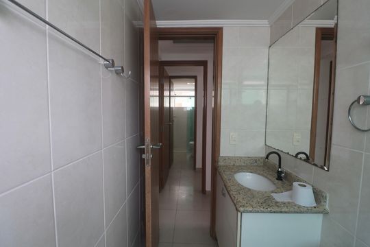Banheiro Social de apartamento para alugar com 3 quartos, 96m² em Enseada, Guarujá