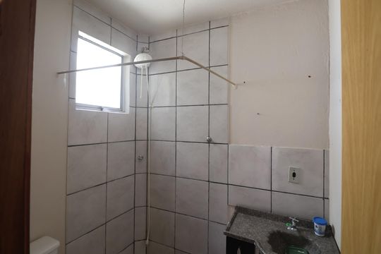 Banheiro de apartamento à venda com 2 quartos, 37m² em Olaria, Canoas