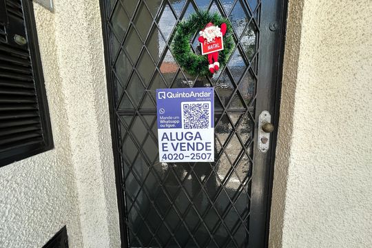 Fachada + plaquinha de casa à venda com 4 quartos, 900m² em Méier, Rio de Janeiro