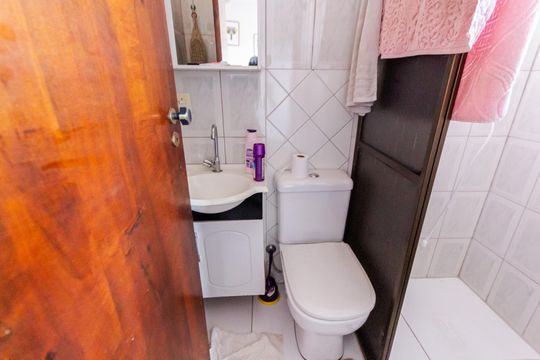 Banheiro da Suíte 1 de casa de condomínio à venda com 2 quartos, 120m² em Parque Erasmo Assunção, Santo André