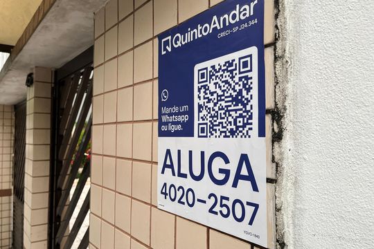 Placa instalada de apartamento para alugar com 2 quartos, 80m² em Marapé, Santos