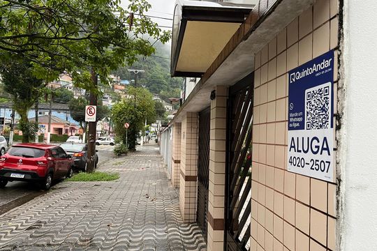Placa instalada de apartamento para alugar com 2 quartos, 80m² em Marapé, Santos