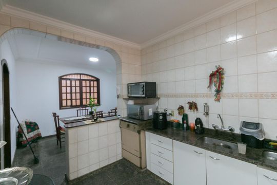 Casa à venda com 4 quartos, 600m² em Sagrada Família, Belo Horizonte