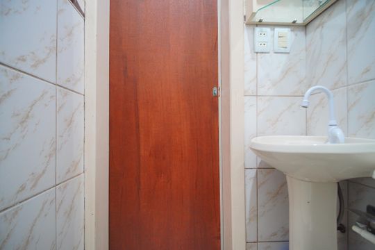 Banheiro de kitnet/studio para alugar com 1 quarto, 27m² em Centro, São Leopoldo