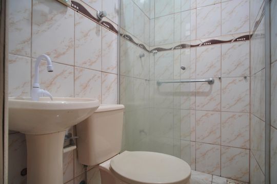 Banheiro de kitnet/studio para alugar com 1 quarto, 27m² em Centro, São Leopoldo