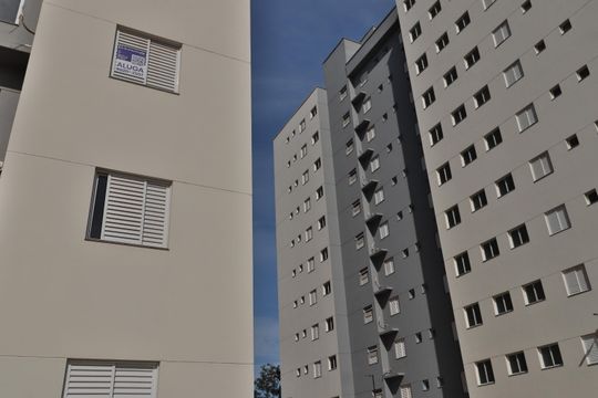 Plaquinha de apartamento para alugar com 2 quartos, 58m² em Jardim Holanda, Uberlândia