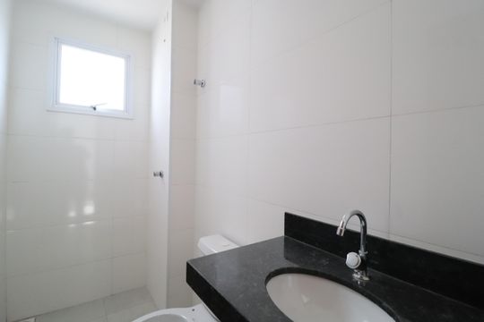 Banheiro Social de apartamento para alugar com 2 quartos, 58m² em Jardim Holanda, Uberlândia
