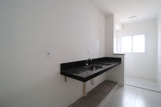 Cozinha de apartamento para alugar com 2 quartos, 58m² em Jardim Holanda, Uberlândia
