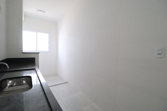 Cozinha de apartamento para alugar com 2 quartos, 58m² em Jardim Holanda, Uberlândia