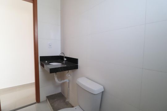 Banheiro do Quarto 2 de apartamento para alugar com 2 quartos, 58m² em Jardim Holanda, Uberlândia