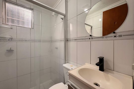 Banheiro de apartamento para alugar com 2 quartos, 49m² em Cidade São Jorge, Santo André