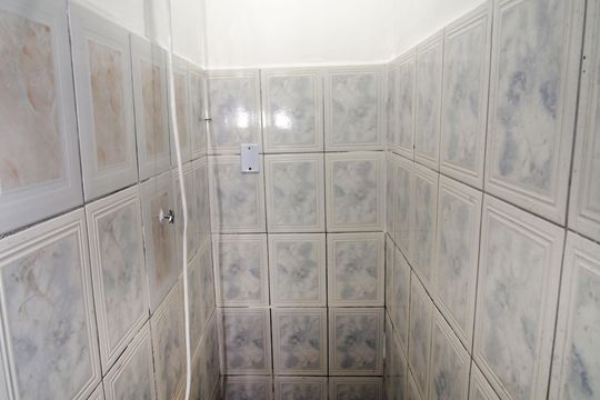 Banheiro de kitnet/studio para alugar com 1 quarto, 40m² em Penha Circular, Rio de Janeiro