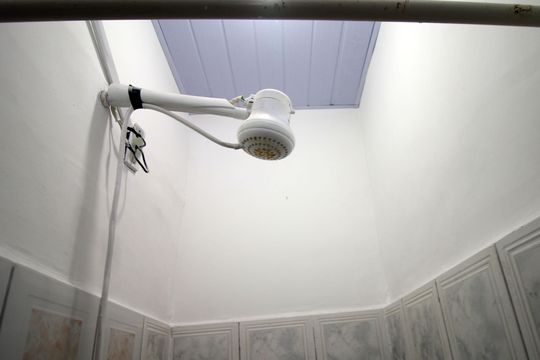 Banheiro de kitnet/studio para alugar com 1 quarto, 40m² em Penha Circular, Rio de Janeiro