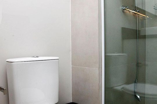 Banheiro de kitnet/studio para alugar com 1 quarto, 27m² em Cidade Baixa, Porto Alegre