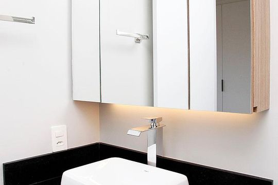 Banheiro de kitnet/studio para alugar com 1 quarto, 27m² em Cidade Baixa, Porto Alegre
