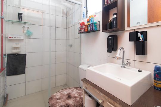Banheiro de apartamento para alugar com 2 quartos, 40m² em Vila Nova, Porto Alegre