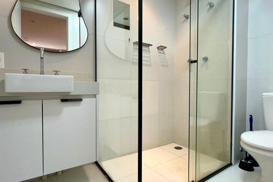Banheiro de kitnet/studio à venda com 1 quarto, 26m² em Pinheiros, São Paulo