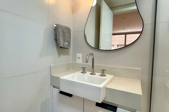 Banheiro de kitnet/studio à venda com 1 quarto, 26m² em Pinheiros, São Paulo