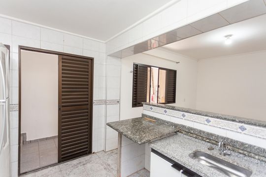 Cozinha de casa para alugar com 1 quarto, 30m² em Vila Anhanguera, São Paulo
