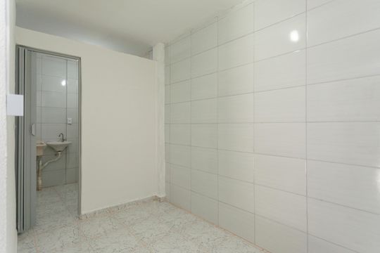 Quarto de casa para alugar com 1 quarto, 30m² em Vila Anhanguera, São Paulo