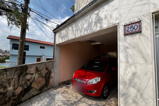 Garagem de casa à venda com 4 quartos, 200m² em Jardim do Colegio (zona Norte), São Paulo