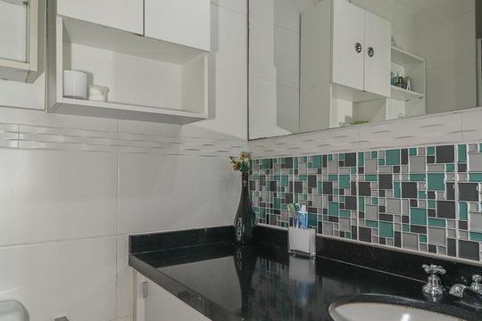 Banheiro da Suíte de apartamento à venda com 2 quartos, 65m² em Jardim Europa, Porto Alegre