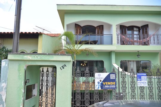 Fachada de casa à venda com 3 quartos, 288m² em Vila Lucinda, Santo André