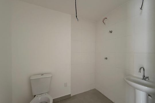 Banheiro  de kitnet/studio à venda com 1 quarto, 37m² em Jardim das Acacias, São Paulo