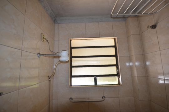 Banheiro de kitnet/studio para alugar com 1 quarto, 18m² em Osvaldo Cruz, Rio de Janeiro