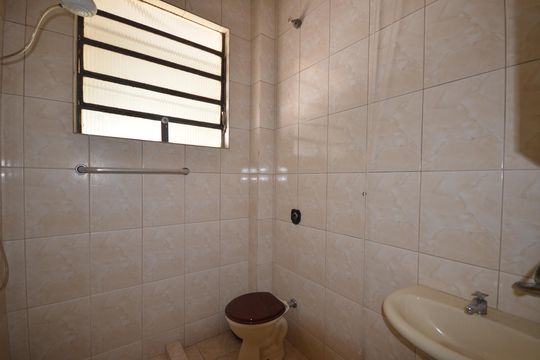 Banheiro de kitnet/studio para alugar com 1 quarto, 18m² em Osvaldo Cruz, Rio de Janeiro