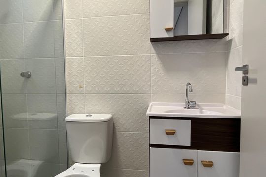 Banheiro de kitnet/studio para alugar com 1 quarto, 28m² em Vila Carolina, São Paulo