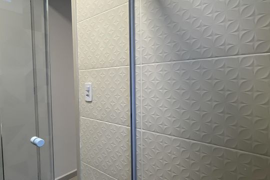 Banheiro de kitnet/studio para alugar com 1 quarto, 28m² em Vila Carolina, São Paulo