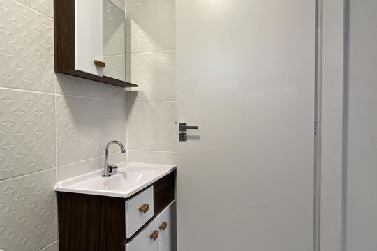 Banheiro de kitnet/studio para alugar com 1 quarto, 28m² em Vila Carolina, São Paulo