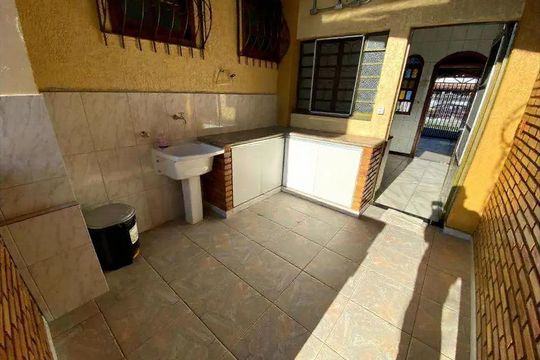 Casa à venda com 4 quartos, 250m² em Santa Monica, Belo Horizonte
