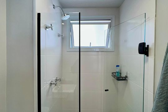 Banheiro de kitnet/studio à venda com 1 quarto, 26m² em Pinheiros, São Paulo